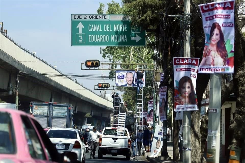 Según el código electoral, está prohibido colocar propaganda en lugares como postes de señalización vial y electricidad.