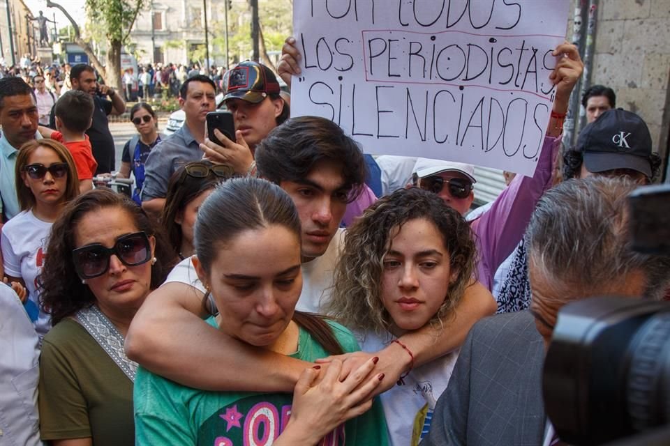 La familia del periodista hizo una breve aparición en la manifestación en Plaza de la Liberación.