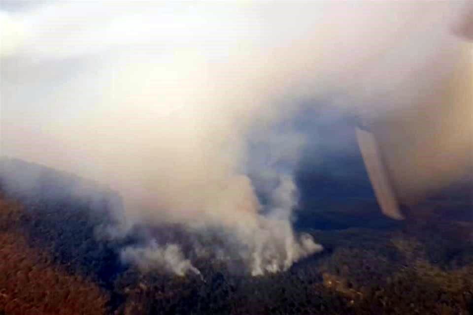 El incendio lleva un 55 por ciento de control y un 35 por ciento de liquidación.