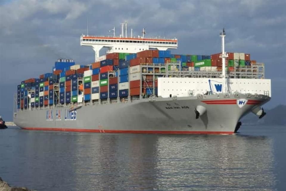 Sin embargo, en redes sociales la Comunidad Portuaria de Manzanillo informó que aún se mantiene la instrucción de no enviar camiones de carga al recinto portuario.