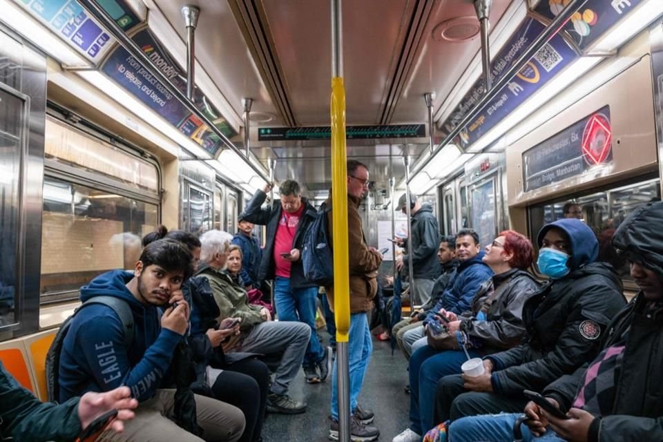 Personas en un vagón del metro de la ciudad de Nueva York, el 6 de marzo del 2024.