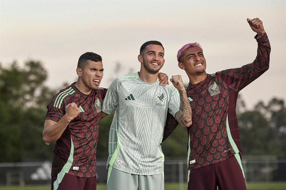 Orbelín Pineda, Luis Chávez y Julián Araujo posaron con la nueva playera del Tri.