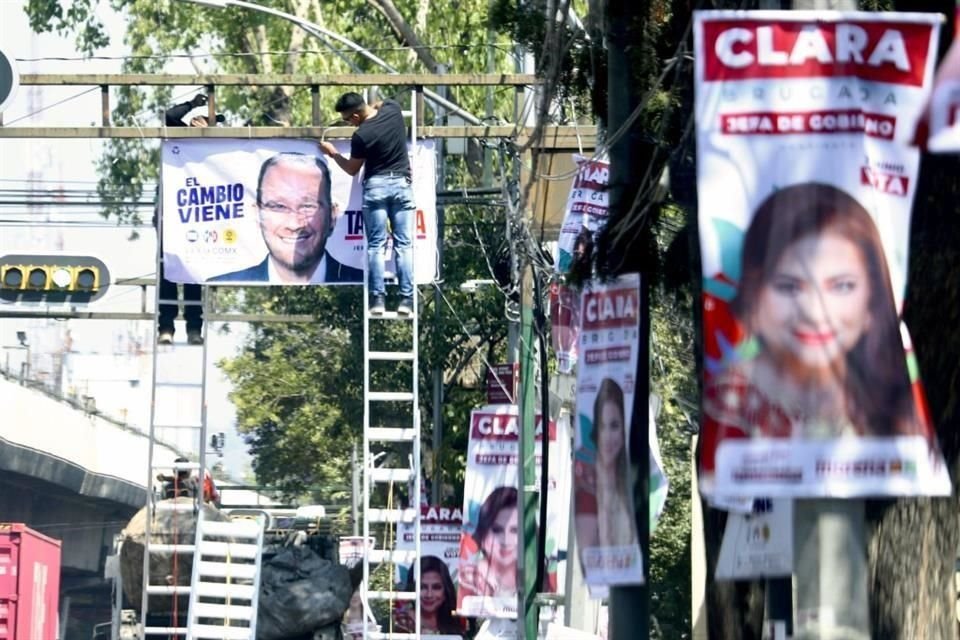 Pese a que el Jefe de Gobierno señaló que la Oposición coloca publicidad en postes, se ha registrado también de Clara Brugada.