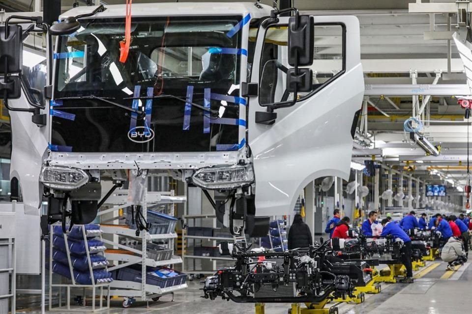 BYD está construyendo fábricas en Tailandia, Brasil, Hungría y Uzbekistán.