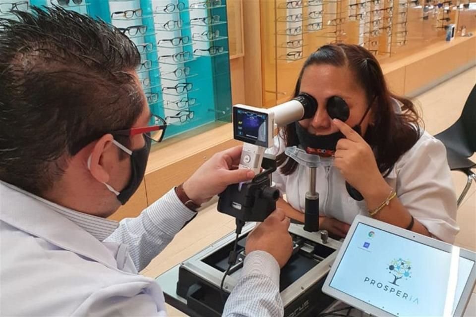 El software RetinIA, creador por Prosperia, se integra en una cámara de fondo de ojo para analizar mediante IA la salud del ojo de los pacientes.
