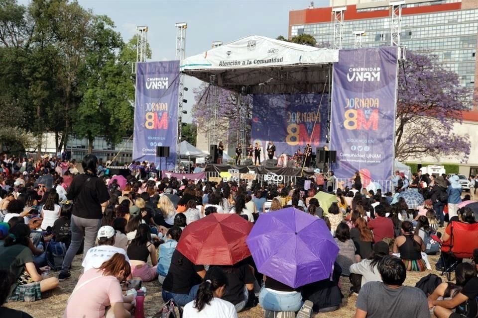 El público universitario gozó con la música y composiciones de la artista coahuilense.