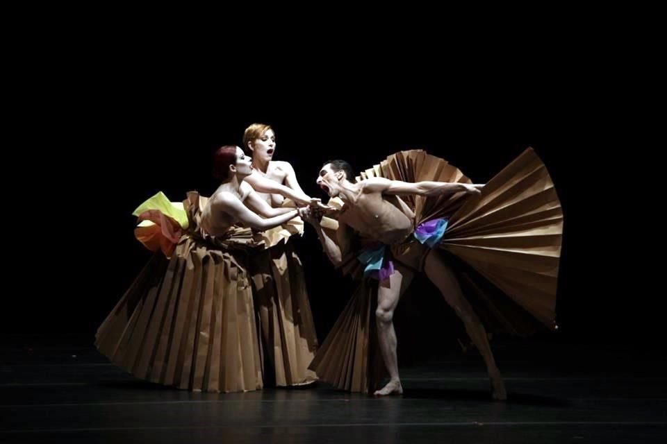 Lavista es fundadora de la compañía Delfos Danza Contemporánea, junto con Víctor Manuel Ruiz.