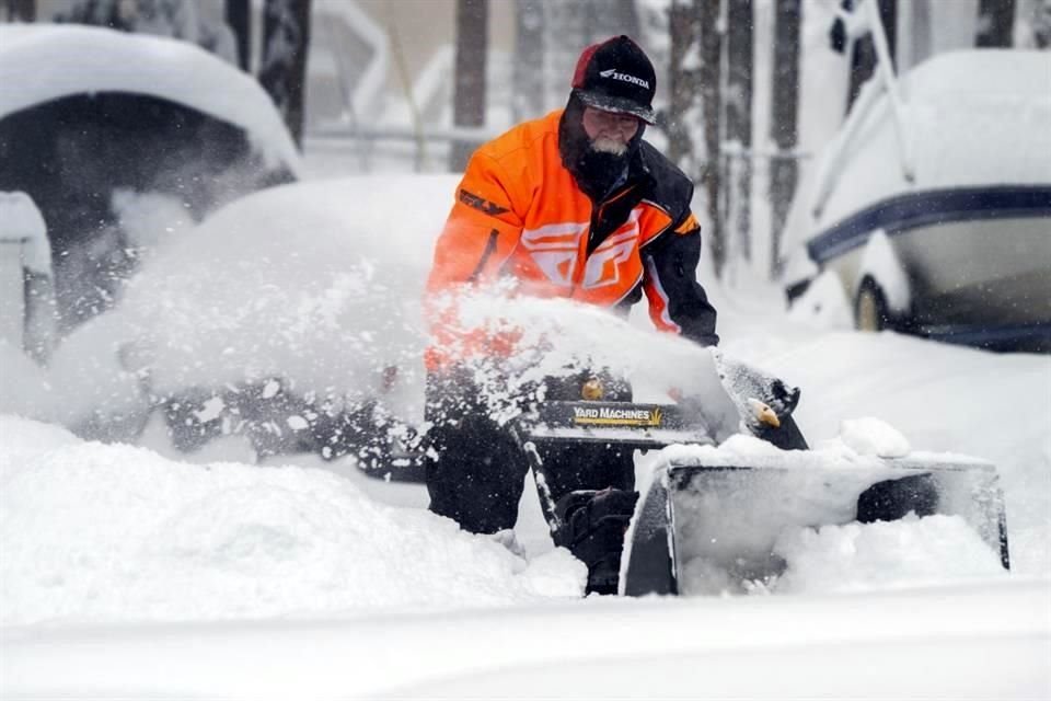 Una tormenta arrojó grandes nevadas en Colorado, lo que provocó la cancelación de casi mil vuelos del Aeropuerto Internacional de Denver.