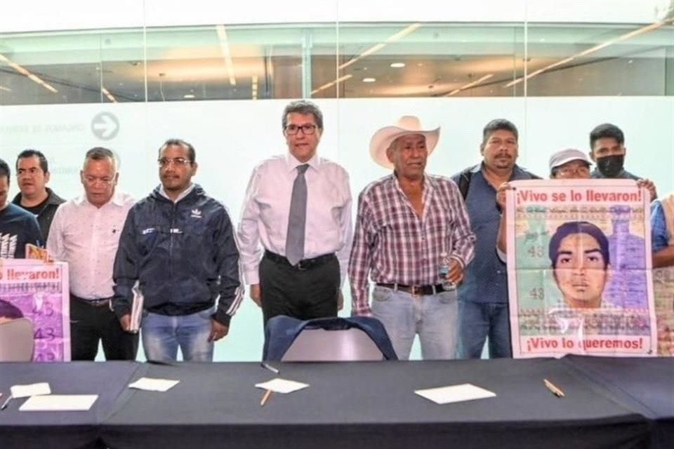 Ricardo Monreal recibió a los padres de los 43 normalistas en el Senado.