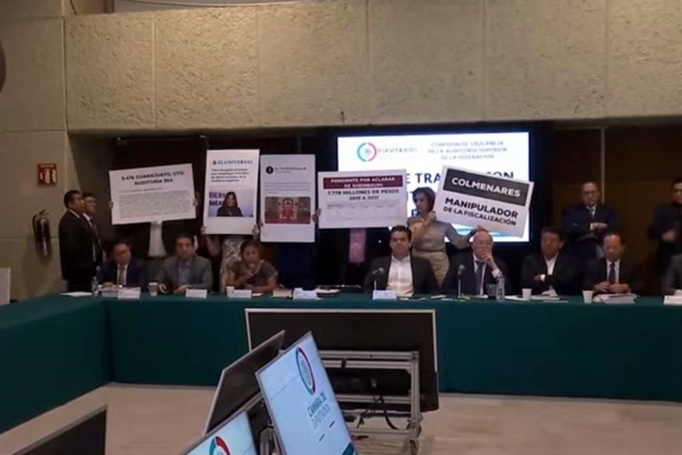 Con carteles y dichos, legisladoras acusaron a Colmenares de corrupción.