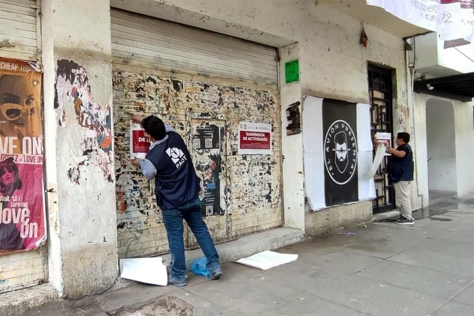 Personal de la PAOT acudió al predio de la Colonia Roma para colocar los sellos de clausura.