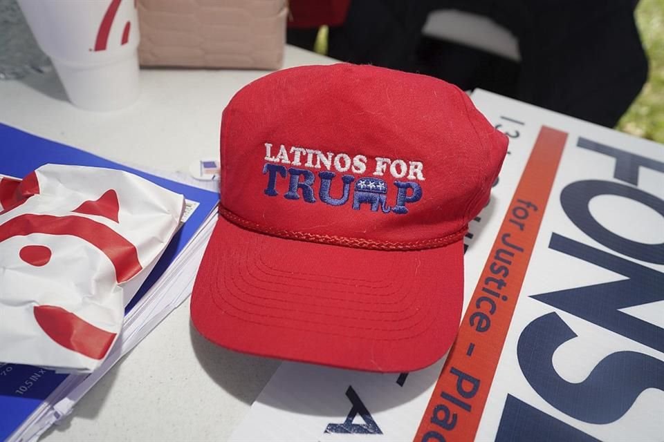 Una gorra de 'Latinos por Trump' en una mesa de un centro de votación en McAllen, Texas, el 5 de marzo del 2024.