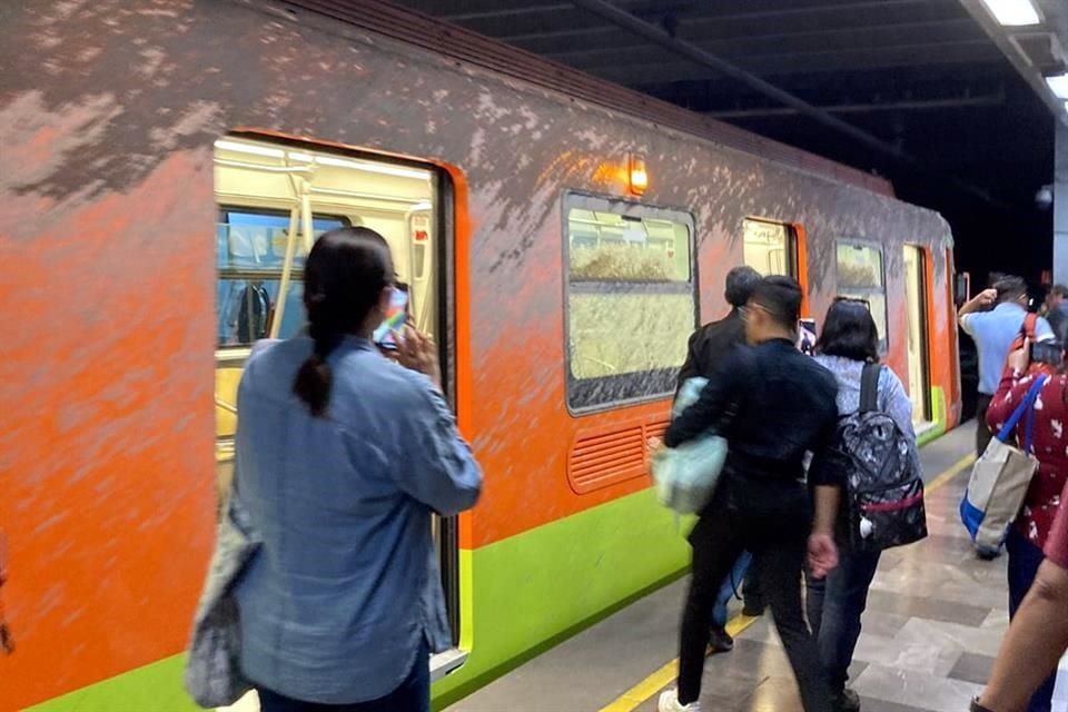 Los usuarios de la estación Eje Central, de la Línea 12, fueron sorprendidos por una lluvia de cemento.