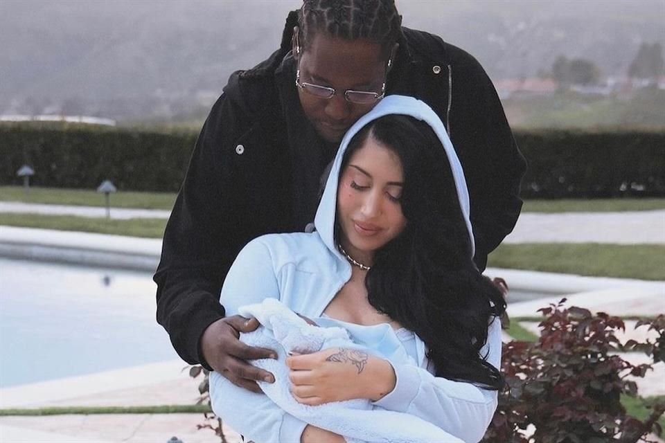 Kali Uchis cargando a su bebé acompañada de su pareja, Don Toliver.