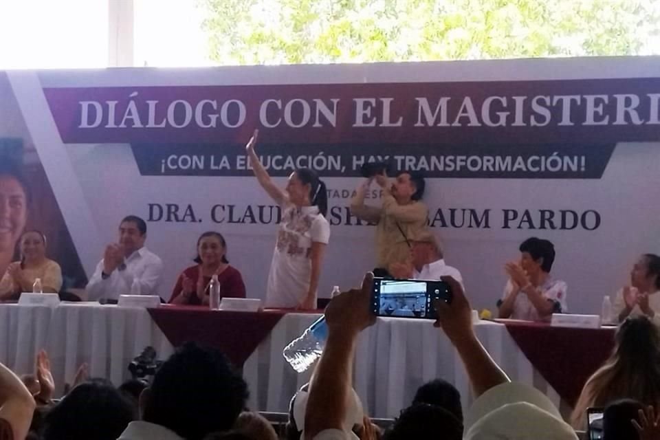 La candidata presidencial escuchó las demandas de maestros en Calkiní.