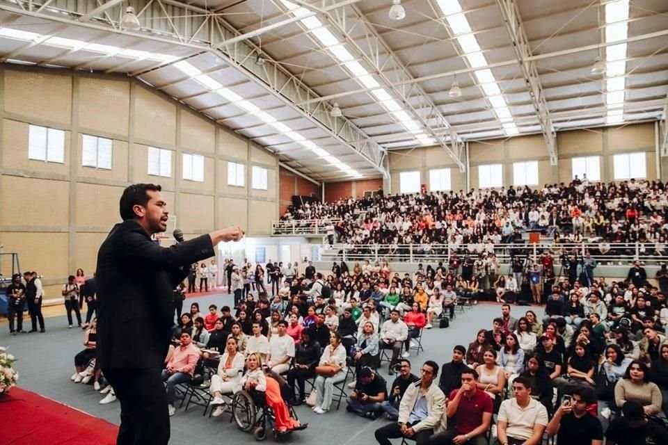 Máynez tuvo un encuentro con estudiantes en el auditorio de la Universidad La Salle Morelia, en Michoacán.