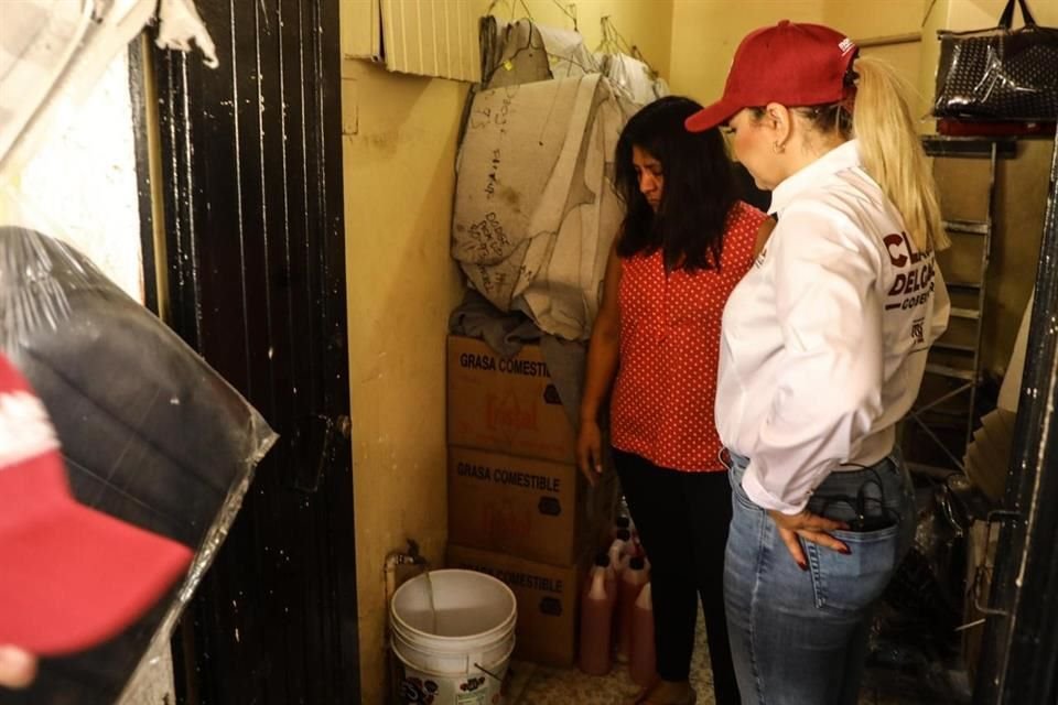 Claudia Delgadillo, candidata de Morena a la Gubernatura de Jalisco, visitó una casa de Guadalajara donde salía agua sucia de las tuberías del Siapa.