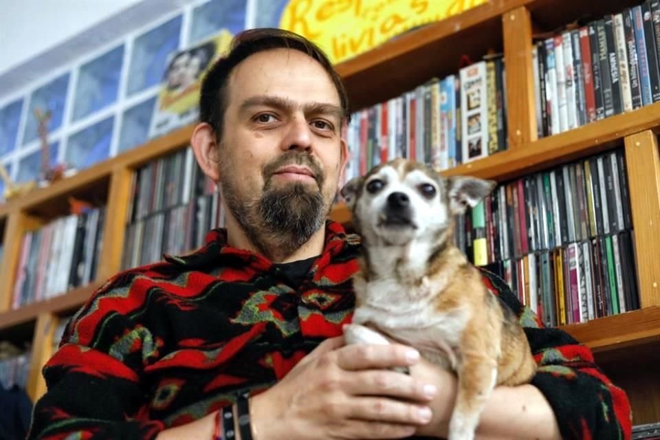 'Ahora que veo cómo es el rollo de burocracia y de administración, yo digo: 'Ay, no, gracias. Prefiero quedarme en mi casa con mi tiradero y mi perro (Pulga)', dice López, a quien le han ofrecido un par de veces dirigir el museo Ex Teresa Arte Actual, una guarida de su disciplina.