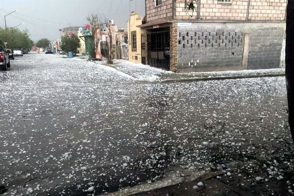 El fenómeno meteorológico se presentó cerca de las 17:00 horas.