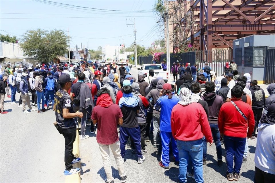 Normalistas de Ayotzinapa se manifestaron frente al Congreso de Guerrero contra la Fiscal Sandra Luz Valdovinos.