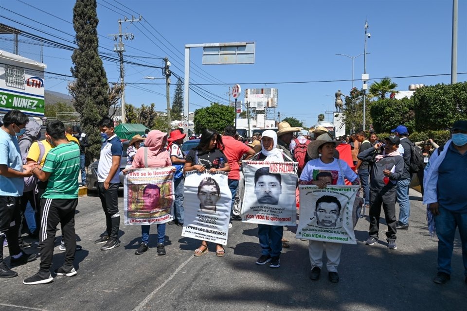 Normalistas y familiares de los 43 desaparecidos de Ayotzinapa marcharon al lugar del asesinato de Yanqui Khotan; exigen renuncia de Fiscal.