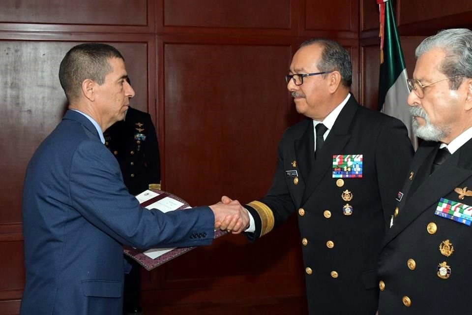 El nuevo director es Ingeniero en Ciencias Aeronavales, egresado de la Heroica Escuela Naval Militar como Piloto Aviador.