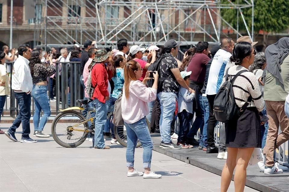 El primer cuadro de la CDMX ya lucía con fanáticos de Julieta Venegas, horas antes de su concierto.