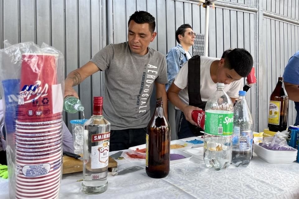 Gastronomía callejera, micheladas y policías, así fue el ambiente a fuera del Autódromo Hermanos Rodríguez previo al Vive Latino 2024.