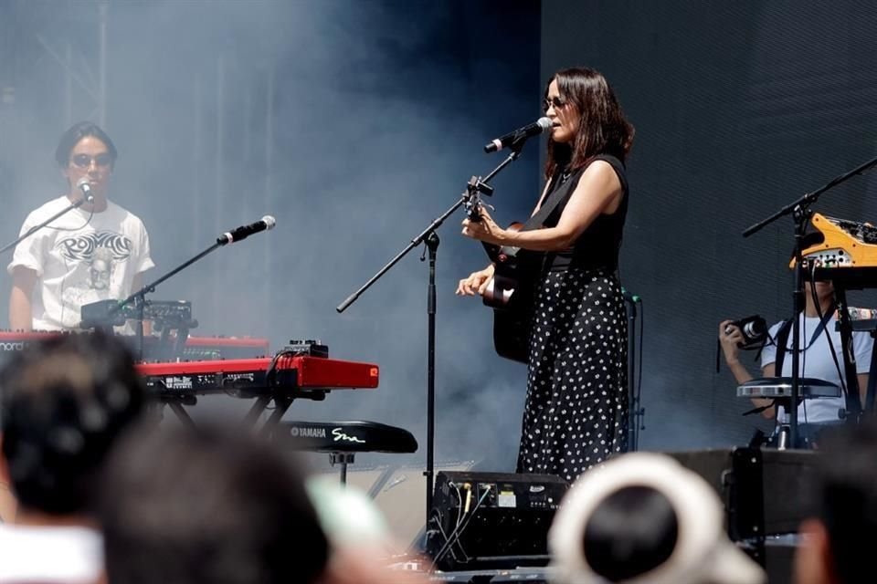 Julieta Venegas realizó pruebas con diferentes instrumentos para afinar todo para su presentación por la noche.