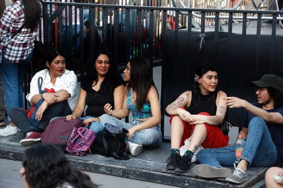 En su mayoría los que ya se congregas en el Zócalo son mujeres.