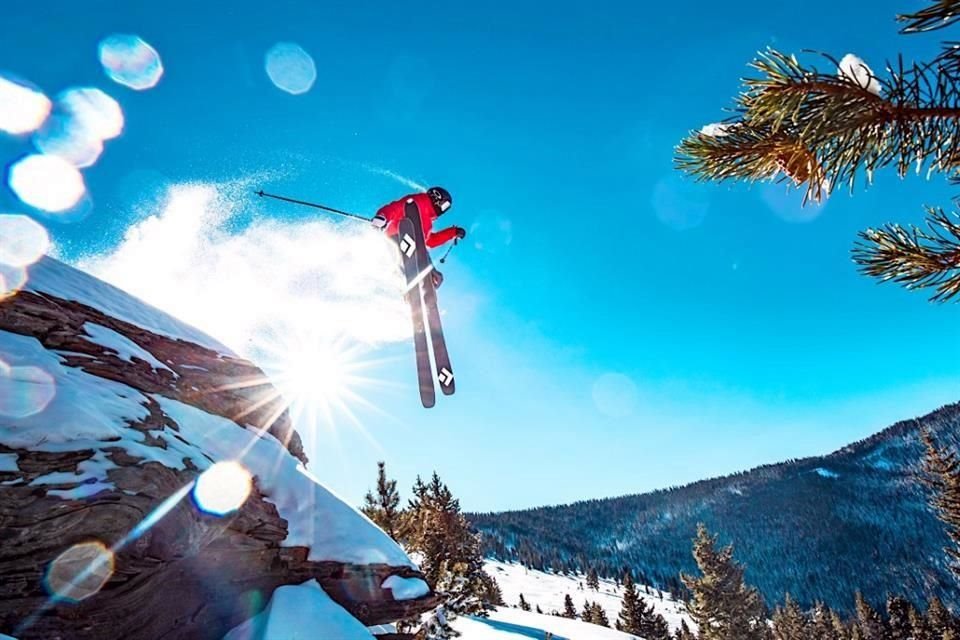 Con jornadas soleadas y más largas, este destino recibe a quienes desean maridar las actividades de nieve con delicias culinarias.