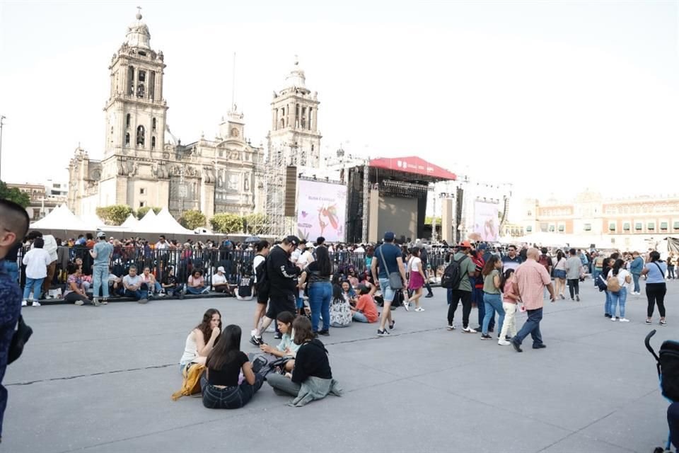 La llegada de gente no fue masiva, lo que permitió que los asistentes se sintieran cómodos sentados en el suelo.