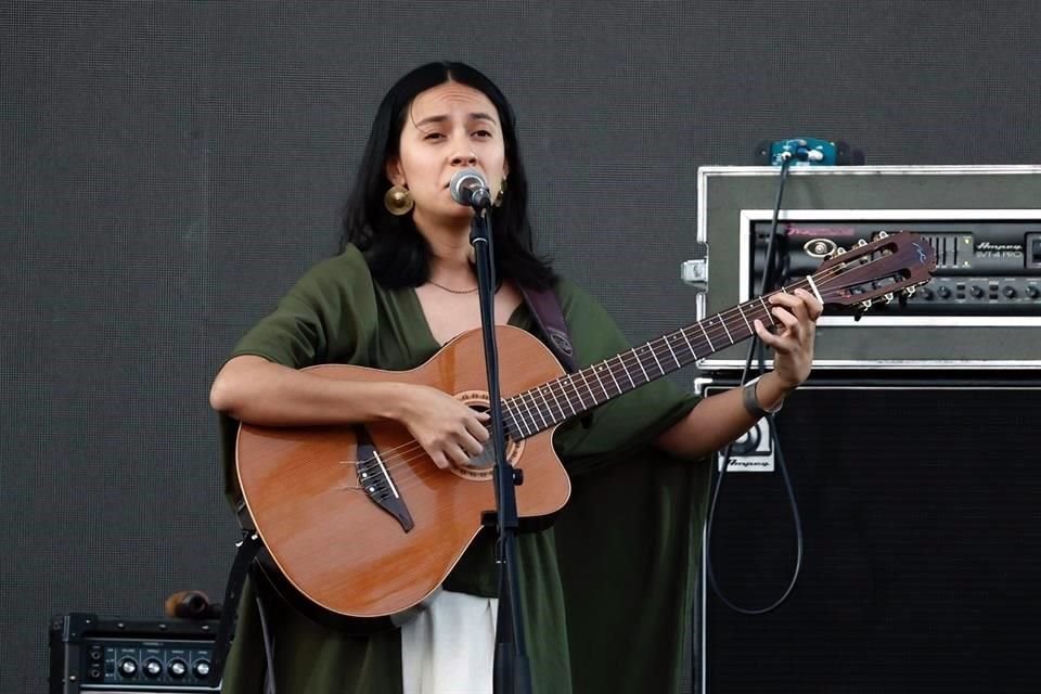 Laura Itandehui fue la primera en salir al escenario del festival Tiempo de Mujeres.