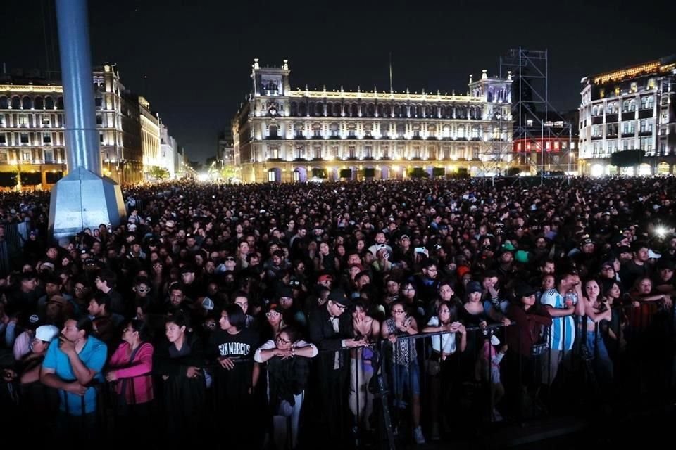 A minutos de que iniciara la actuación de Julieta Venegas el Zócalo lucía a reventar.