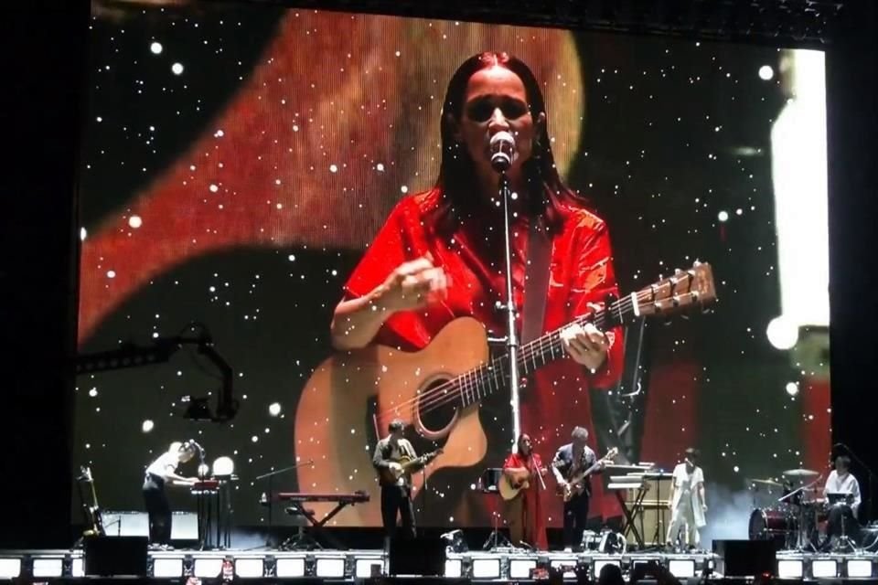 Julieta Venegas reunió a miles en el Zócalo de la CDMX, donde dio un concierto como parte del Festival Tiempo de Mujeres.