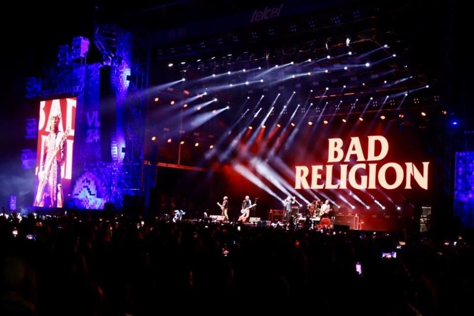 Bad Religion electrificaba a sus seguidores con su inconfundible estilo de punk rock.