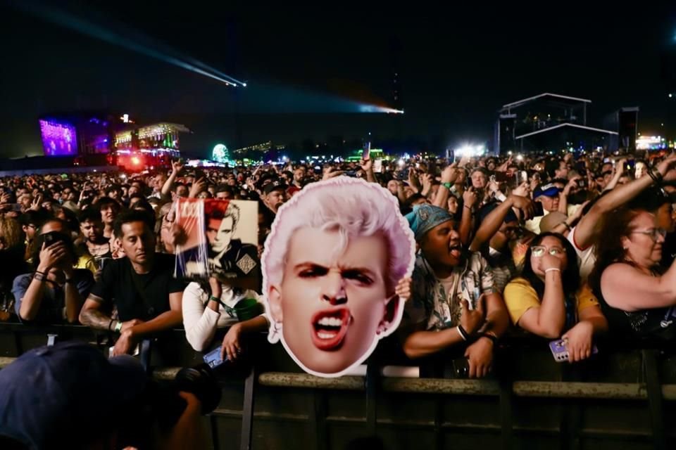 La multitud aclamaba a Idol como una auténtica leyenda del rock.