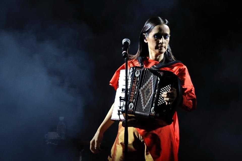 Tocar por primera vez en el Zócalo llenó de emoción a Julieta Venegas.