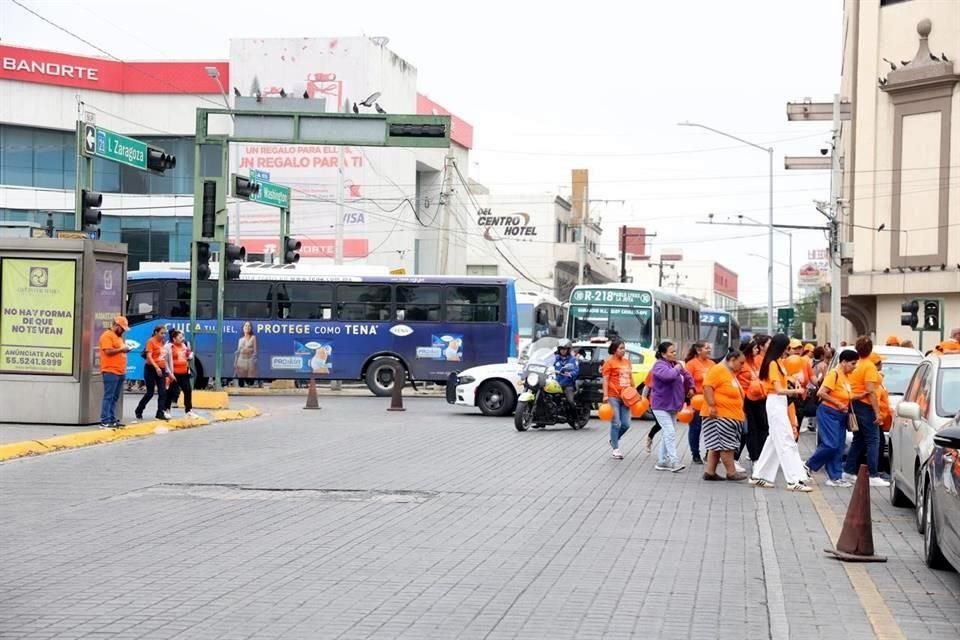 En Zuazua, Zaragoza, Padre Mier, Juan Ignacio Ramon, Dr.Coss, Diego de Montemayor, Washington y otras calles, se estacionaron más de 50 camiones.