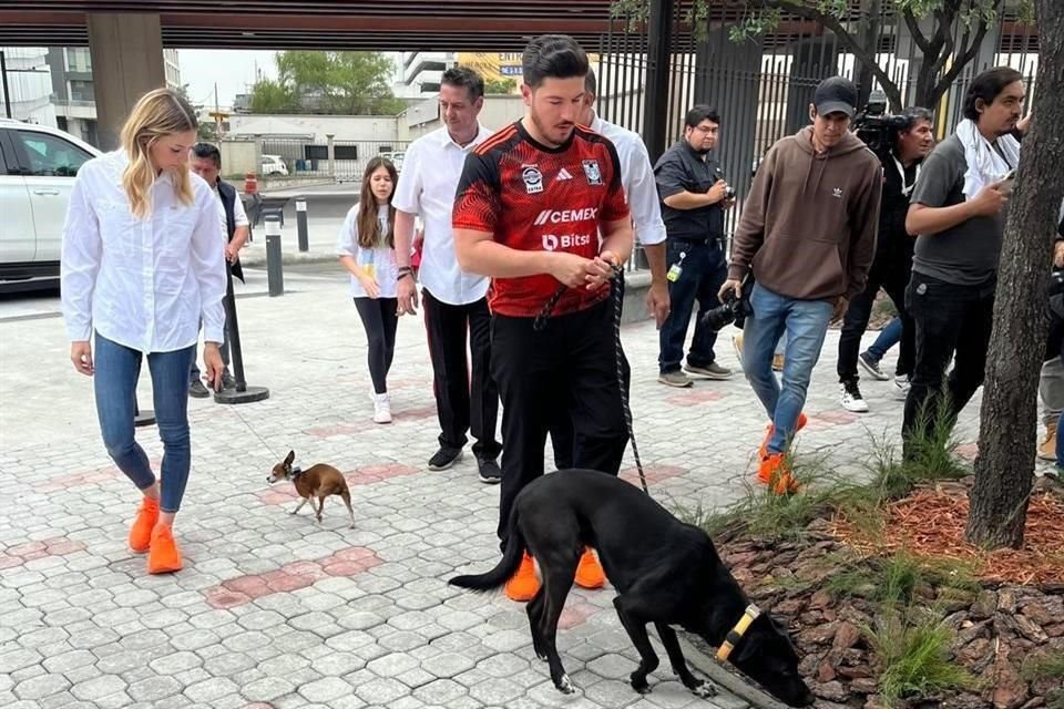 El Gobernador Samuel García y su esposa, Mariana Rodríguez, inauguraron la zona canina en Fundidora.