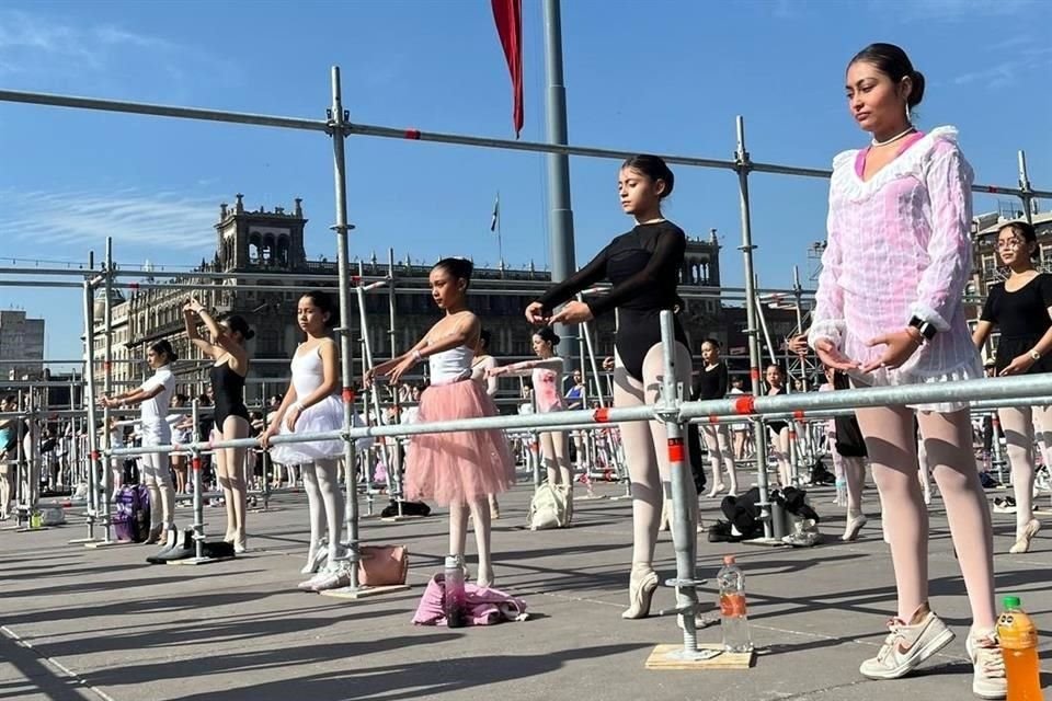 Miles de niñas, niños, jóvenes y adultos tomaron una clase masiva de ballet en la Plaza de la Constitución, como parte del Festival por la Igualdad, Tiempo de Mujeres.