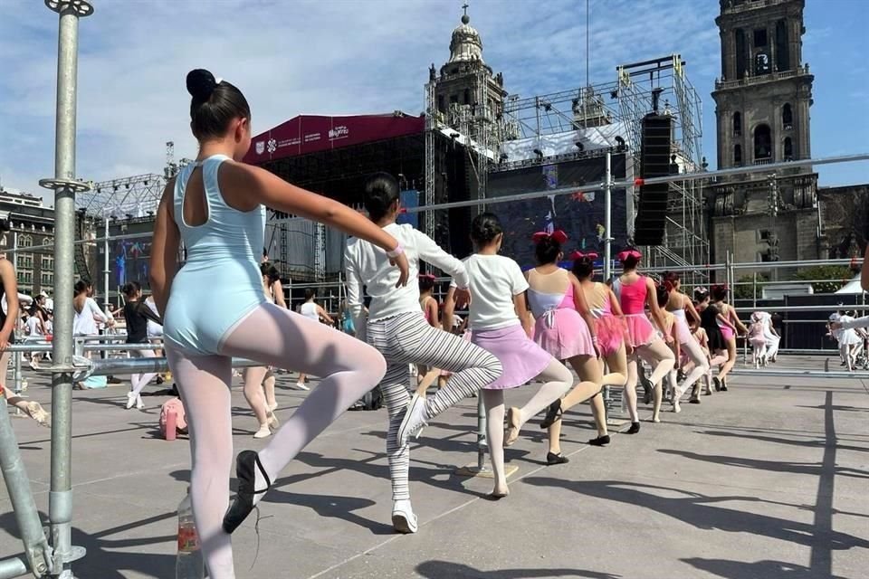 Miles de niñas, niños, jóvenes y adultos tomaron una clase masiva de ballet en la Plaza de la Constitución, como parte del Festival por la Igualdad, Tiempo de Mujeres.