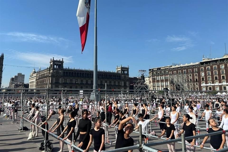 Miles de niñas, niños, jóvenes y adultos tomaron una clase masiva de ballet en la Plaza de la Constitución, como parte del Festival por la Igualdad, Tiempo de Mujeres.