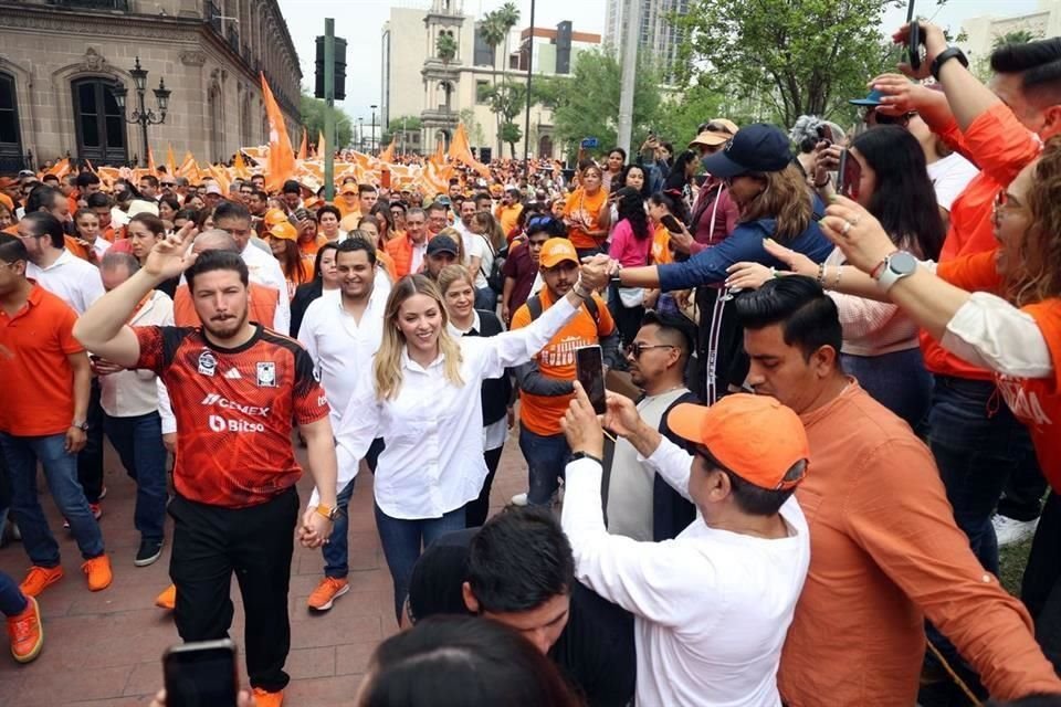 Durante su discurso previo a registrarse como candidata en el Instituto Estatal Electoral, Mariana Rodríguez advirtió que a Monterrey se le respeta.