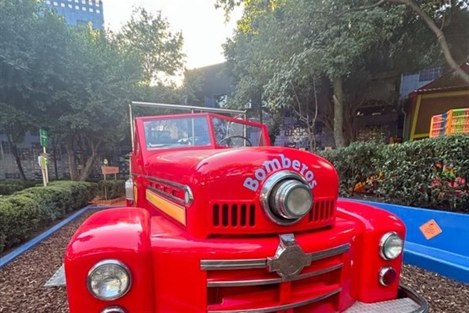 El emblemático camión de bomberos que forma parte del Papalote Museo del Niño fue renovado.