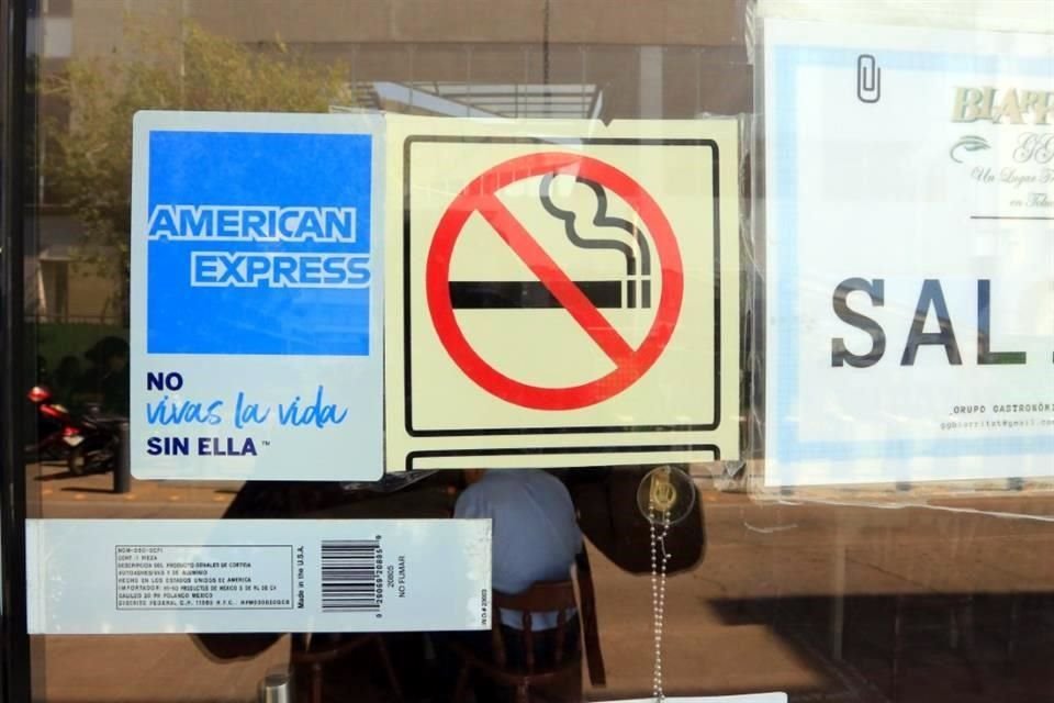 Advierten que existe una 'contaminación visual' en cuanto a los usos de diferentes tipos de señalética para prohibir fumar en espacios cerrados. 
