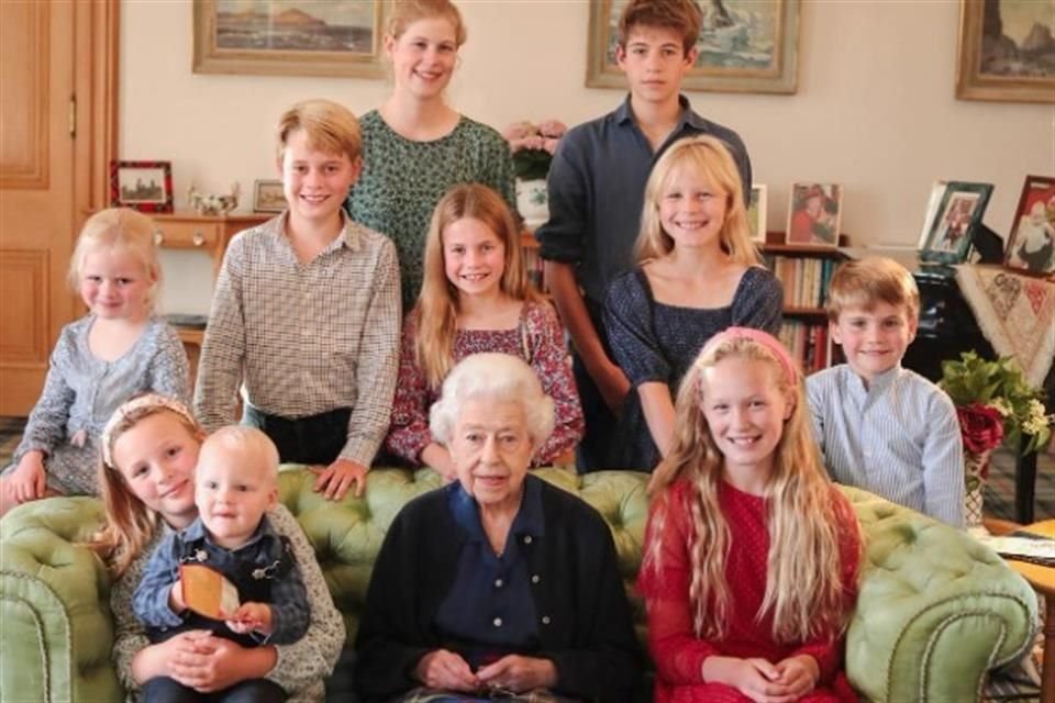 Una foto que tomó Catalina Middleton en el 2022 a la reina Isabel II junto a sus nietos, también fue retocada.