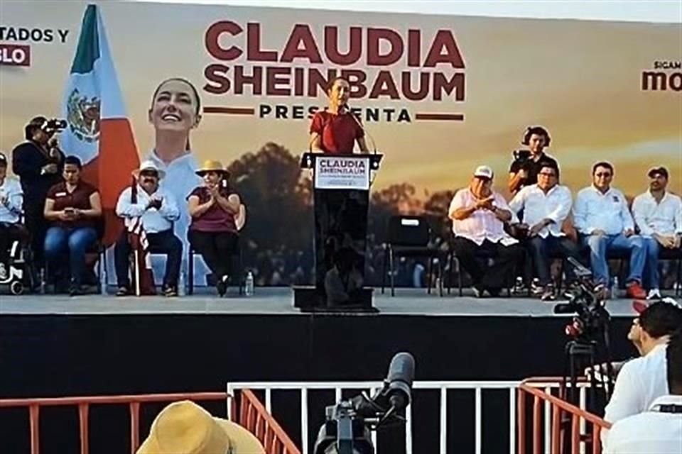 Sheinbaum realizó su último evento del día en Veracruz en el Municipio de Coatzacoalcos, en el sur de la entidad.