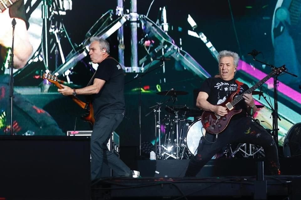 Hombres G enloqueció a sus seguidores con el tema 'Voy  a pasármelo bien'.