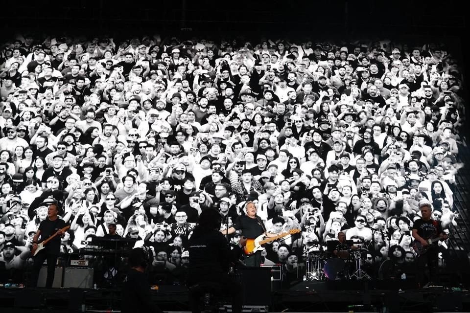 Hombres G puso a cantar a personas de todas las edades.